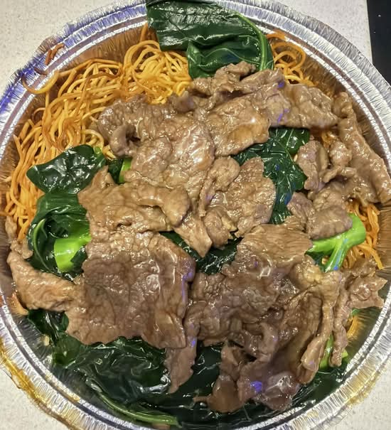 61F Beef chow mien & chinese broccoli  牛肉芥兰炒麵